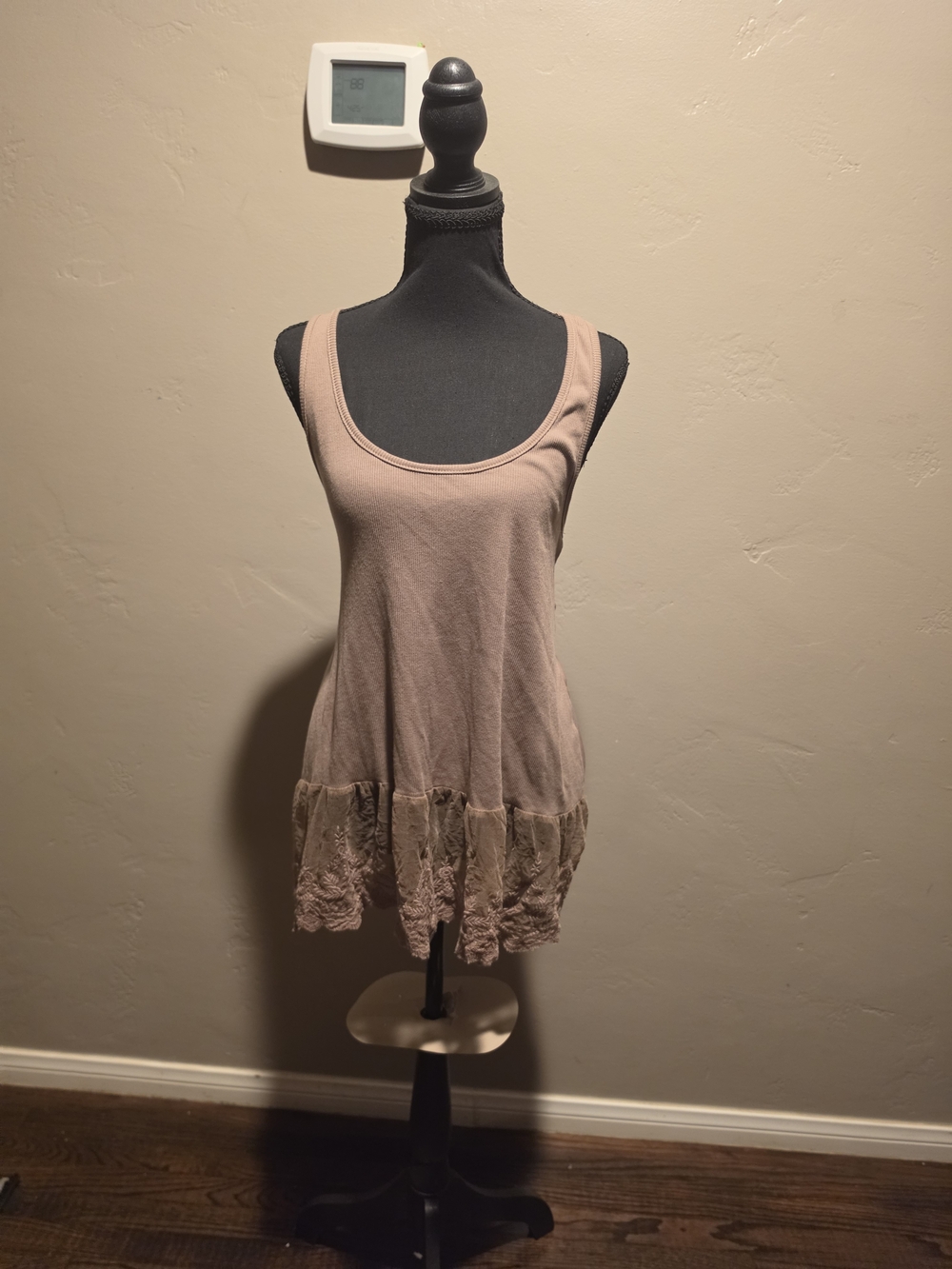 Women's Sleeveless Lace-Hem Tank Top - Taupe